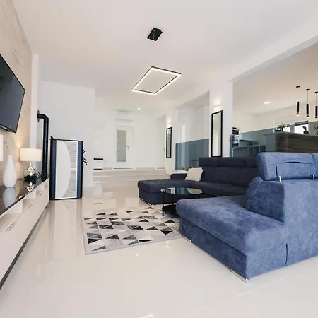 Modern M&m, Villa