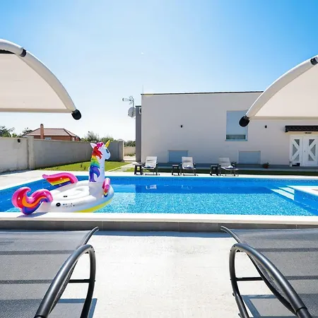 Modern M&m, Villa
