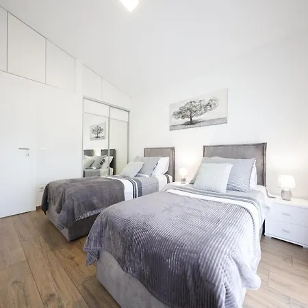 Modern M&m, Villa