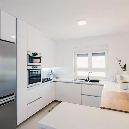 Modern M&m, Zaton Villa