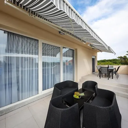 Modern M&m, Zaton Villa