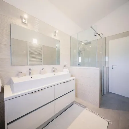 Villa Modern M&m, Zaton