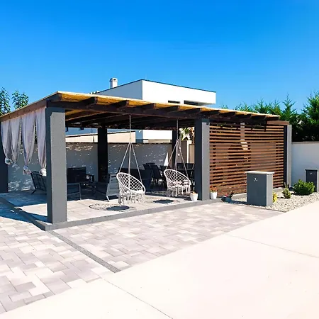 Modern M&m, Villa