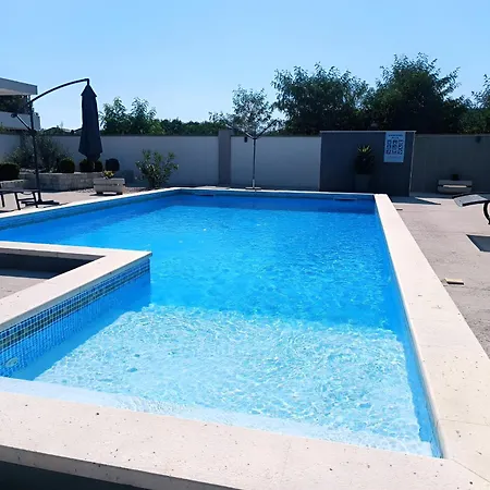 Villa Modern M&m, Zaton