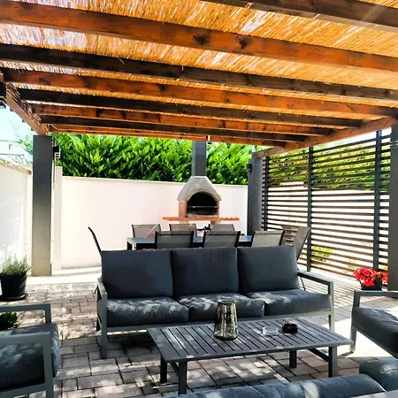 Modern M&m, Villa