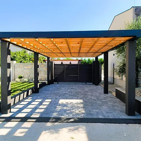 Modern M&m, Zaton Villa *